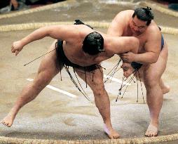 Kaio hands Takanohana 1st loss in summer sumo
